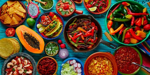 Turismo gastronómico en México Tour culinario por México Gastronomía mexicana Comida tradicional mexicana Sabores de México Cocina regional mexicana Tequila y agave en México Mercados culinarios en México Platos típicos mexicanos Experiencias culinarias en México